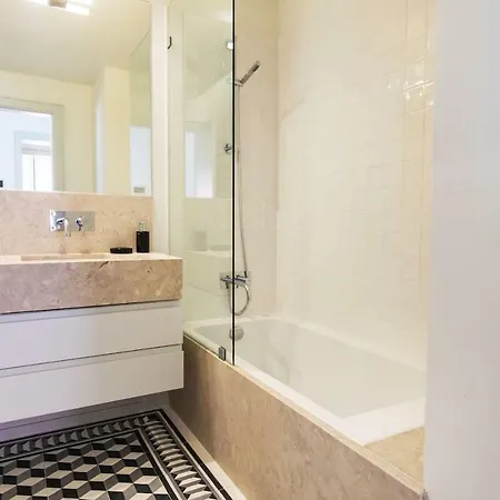 Unique 2 Bdr River View Baixa Alfama C リスボン